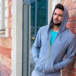 Pánske mikiny – s kapucňou alebo bez nej?