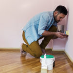 Maľovanie stien je jednoduché, ale nesmiete zanedbať prípravu stien na maľovanie. Okrem čistenia stien, nezabudnite na ich vystierkovanie.