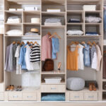 Šatníková skriňa – ako vybrať jej členenie