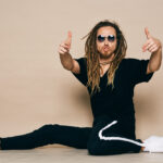 Pánske tepláky kombinované do moderného outfitu s elegantnými doplnkami.