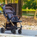 Športový kočiar s praktickými doplnkami, ako sú taška, pláštenka a držiak na nápoje.