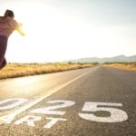 Podnikateľ plánujúci nový projekt pri stole so zápisníkom a laptopom.