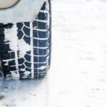 Auto s novými zimnými pneumatikami jazdiace po zasneženej horskej ceste.