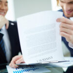 Podnikateľ porovnáva výhody ready-made firmy a klasického založenia s.r.o.