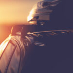 Auto so strešným boxom počas jazdy na diaľnici so zvýšeným odporom vzduchu