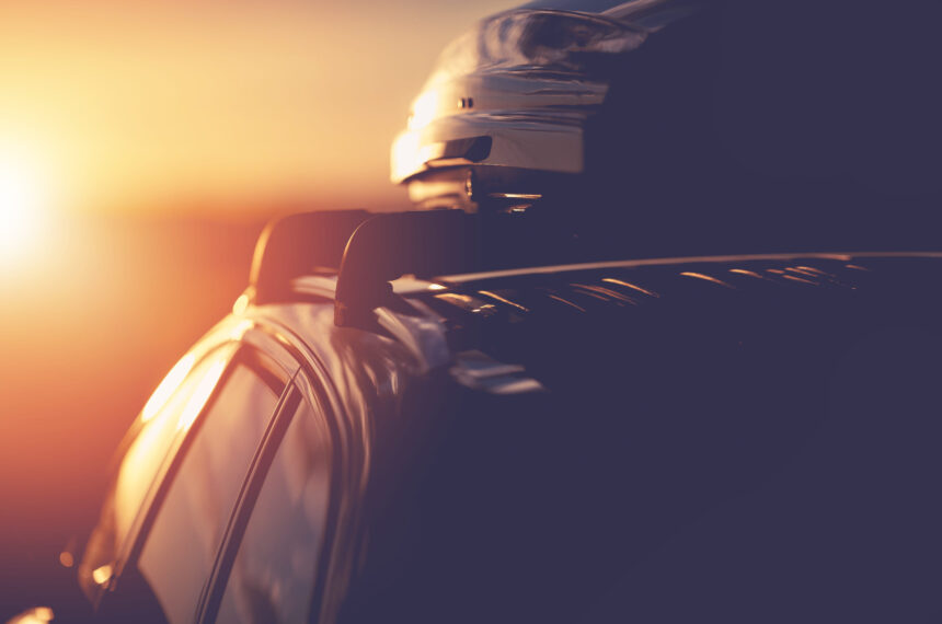 Auto so strešným boxom počas jazdy na diaľnici so zvýšeným odporom vzduchu