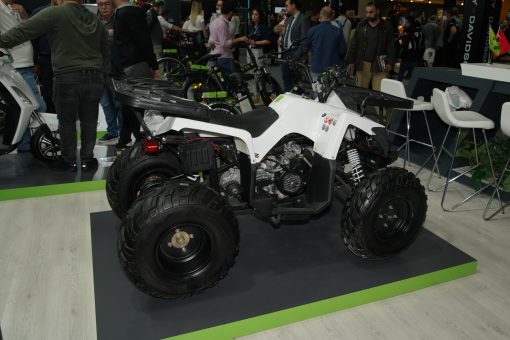 Moderná ATV štvorkolka pripravená na jazdu v teréne a rekreačné výlety.