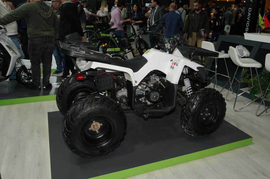 Moderná ATV štvorkolka pripravená na jazdu v teréne a rekreačné výlety.