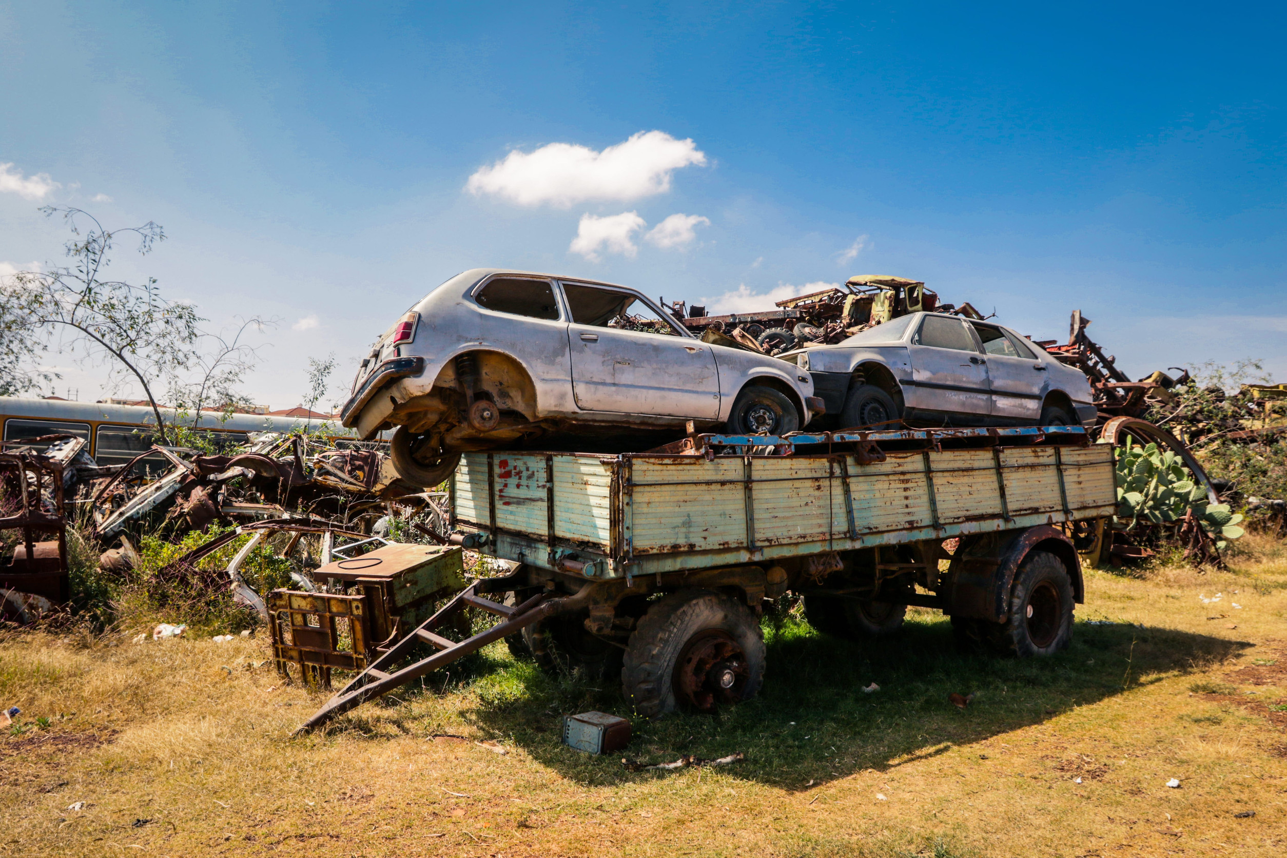 Autovraky pripravené na ekologické spracovanie a recykláciu na vrakovisku.